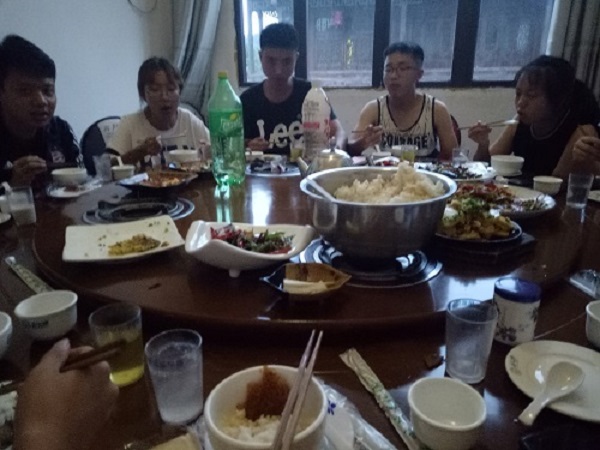 图5为大家在当地整顿吃晚饭.jpg